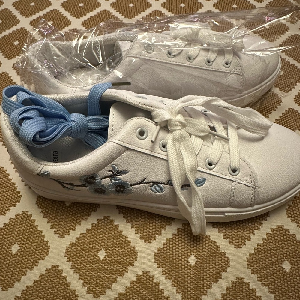 New in box white sneakers
